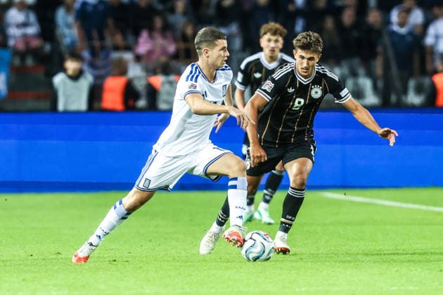 Fussball, UEFA Nations League Saison 2026 2027 Gruppe A2 - 4.Spieltag Griechenland - Deutschland 04.10.2026, Toumba Stadium Thessaloniki Christos Mouzakitis (Griechenland, 16) Tom Bischof (Deutschland, 8) Zweikampf Thessaloniki Toumba Stadium Griechenland