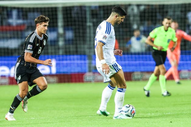 Fussball, UEFA Nations League Saison 2026 2027 Gruppe A2 - 4.Spieltag Griechenland - Deutschland 04.10.2026, Toumba Stadium Thessaloniki Tom Bischof (Deutschland, 8) Konsrantinos Koulierakis (Griechenland, 3) Thessaloniki Toumba Stadium Griechenland