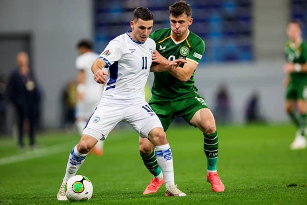 UEFA Nations League Group Stage, TSC Arena, BaÄka Topola, Serbia 4 10 2026 Republic of Ireland vs Israel Israel s Oscar Gloukh is pressured by Ireland s Jason Knight Oscar Gloukh is pressured by Jason Knight 4 10 2026  Copyright: xx RB1_3339