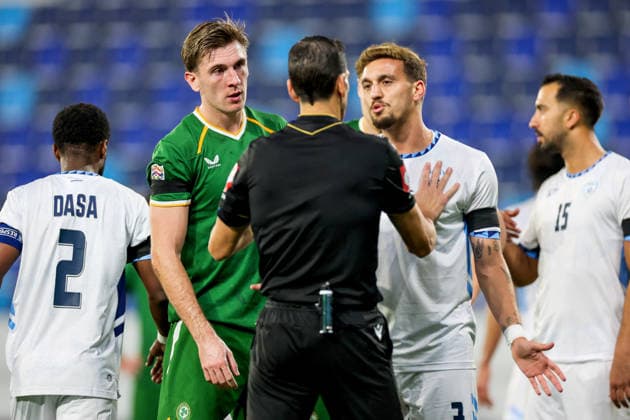UEFA Nations League Group Stage, TSC Arena, BaÄka Topola, Serbia 4 10 2026 Republic of Ireland vs Israel Referee Juan Martinez Munuera speaks with Israel s Yarden Shua and Ireland s Jimmy Dunne Juan Martinez Munuera speaks with Yarden Shua and Jimmy Dunne 4 10 2026  Copyright: xx RB1_3864