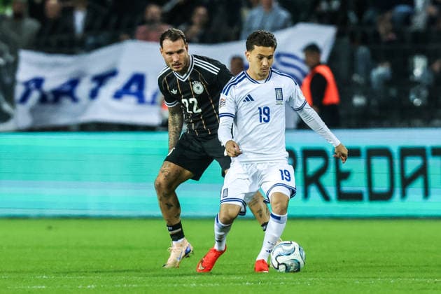 Fussball, UEFA Nations League Saison 2026 2027 Gruppe A2 - 4.Spieltag Griechenland - Deutschland 04.10.2026, Toumba Stadium Thessaloniki David Raum (Deutschland, 22) Konstantinos Karetsas (Griechenland, 19) Zweikampf Thessaloniki Toumba Stadium Griechenland