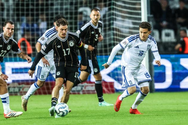 Fussball, UEFA Nations League Saison 2026 2027 Gruppe A2 - 4.Spieltag Griechenland - Deutschland 04.10.2026, Toumba Stadium Thessaloniki Florian Wirtz (Deutschland, 17) Konstantinos Karetsas (Griechenland, 19) Zweikampf Thessaloniki Toumba Stadium Griechenland