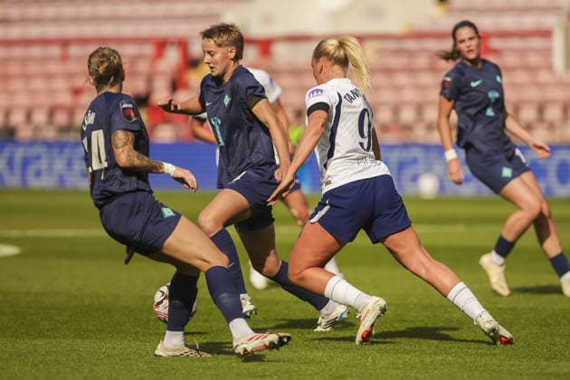 LEYTON, ENGLAND - October 04: Isa Kardinaal (4) of London City Lionesses on ball being chased by Cathinka Tandberg (9) of Tottenham Hotspur during the Women’s Super League match at Brisbane Road Stadium, Leyton, on October 04, 2026 in London, England Copyright: xJodyxDemay-Daviesx xSPPx Sportspressphoto_SPR245606