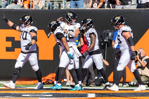 Oct 4, 2026; Cincinnati, OH, USA; Jacksonville Jaguars running back Chris Rodriguez Jr. (24) celebrates a touchdown with his teammates during NFL, American Football Herren, USA game action against the Cincinnati Bengals at Paycor Stadium. Mandatory Credit: -Cal Media NFL 2026: Jaguars Vs Bengals OCT 04  - ZUMAc04_ 20261004_zma_c04_080 Copyright: xJohnxMersitsx