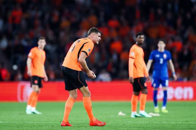 EINDHOVEN - Micky van de Ven of the Netherlands suffers a hand injury during the UEFA Nations League match between the Netherlands and Serbia at the Philips Stadium on October 4, 2026, in Eindhoven, the Netherlands. SONNY LENSEN ANP xVIxANPxSportx xxANPxIVx 571528407 originalFilename: 571528407.jpg