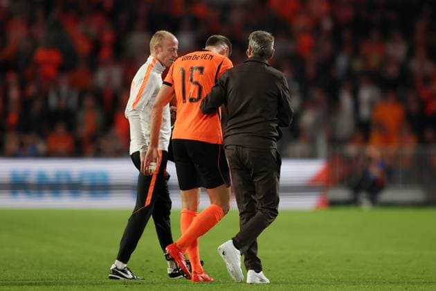EINDHOVEN - Micky van de Ven of the Netherlands suffers a hand injury during the UEFA Nations League match between the Netherlands and Serbia at the Philips Stadium on October 4, 2026, in Eindhoven, the Netherlands. SONNY LENSEN ANP xVIxANPxSportx xxANPxIVx 571528450 originalFilename: 571528450.jpg