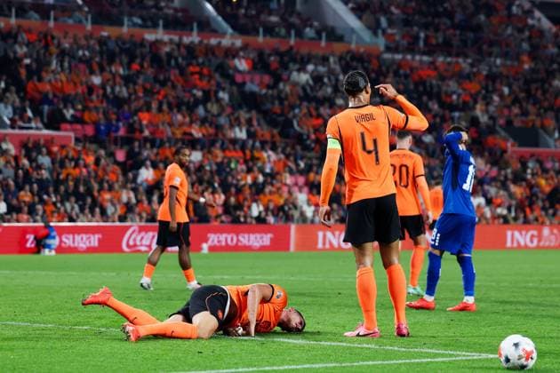EINDHOVEN - Micky van de Ven of the Netherlands suffers a hand injury during the UEFA Nations League match between the Netherlands and Serbia at the Philips Stadium on October 4, 2026, in Eindhoven, the Netherlands. SONNY LENSEN ANP xVIxANPxSportx xxANPxIVx 571528554 originalFilename: 571528554.jpg