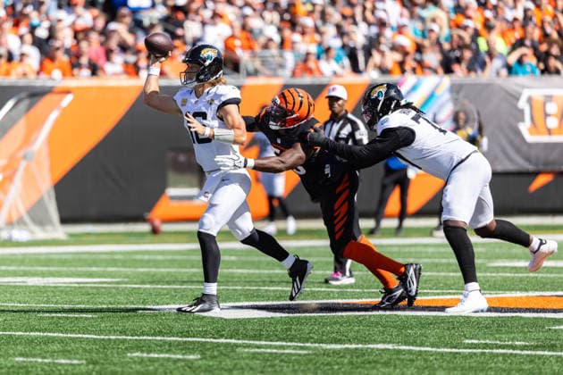 NFL, American Football Herren, USA 2026: Jaguars Vs Bengals OCT 04 Oct 4, 2026; Cincinnati, OH, USA; Jacksonville Jaguars quarterback Trevor Lawrence (16) passes the ball during NFL game action against the Cincinnati Bengals at Paycor Stadium. Mandatory Credit: John Mersits-Cal Media (Credit Image: Â John Mersits Cal Sport Media) Cincinnati Oh USA EDITORIAL USE ONLY Copyright: xx ZUMA-20261004_zma_c04_079.jpg JohnxMersitsx csmphotothree531219