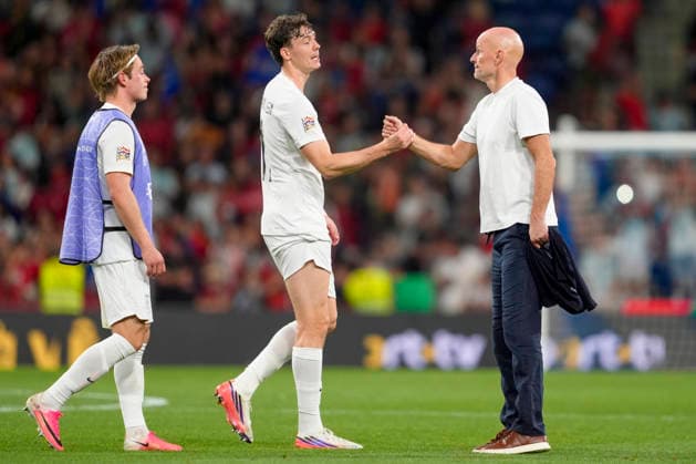 Soccer, Nations League Portugal vs. Norway, Nations League Porto, Portugal 20261004 Norway’s national team coach Stale Solbakken and Jorgen Strand Larsen after the international soccer match between Portugal and Norway in the Nations League at Estadio do Dragao. Photo: Lise Aserud, NTB, Porto, Portugal. EDITORIAL USE ONLY. RESTRICTED USE FOR BETBETTING COMPANIES  Copyright: xLisexAserudxx xNTBx