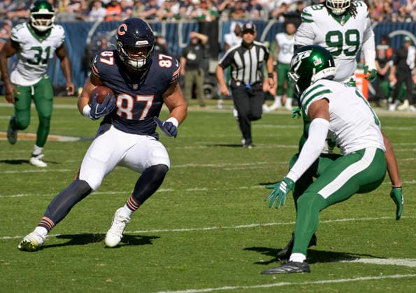Chicago Bears tight end Sam Roush (87) looks to maneuver around New York Jets cornerback Azareye h Thomas (1) at Soldier Field in Chicago on Sunday, October 4, 2026. Bears defeated the Jets 23-12.  CHI20261004115 MARKxBLACK
