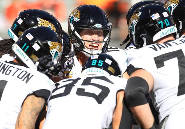 CINCINNATI, OH - OCTOBER 4: Jacksonville Jaguars quarterback Trevor Lawrence 16 leads his team in the huddle in a game between the Jacksonville Jaguars and the Cincinnati Bengals on October 4, 2026, at Paycor Stadium in Cincinnati, OH. (Photo by Jeff Moreland Icon Sportswire) NFL, American Football Herren, USA OCT 04 Jaguars at Bengals EDITORIAL USE ONLY Icon168261004017
