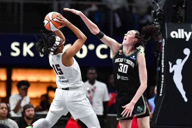 ATLANTA, GA - OCTOBER 04: New York forward Breanna Stewart (30) defends against Atlanta guard Allisha Gray (15) during the WNBA, Basketball Damen, USA second round playoff game between the New York Liberty and the Atlanta Dream on October 4th, 2026 at State Farm Arena in Atlanta, GA. (Photo by Rich von Biberstein Icon Sportswire) WNBA: OCT 04 New York Liberty at Atlanta Dream EDITORIAL USE ONLY Icon261004017
