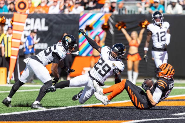 Oct 4, 2026; Cincinnati, OH, USA; Cincinnati Bengals tight end Mike Gesicki (88) scores touchdown as Jacksonville Jaguars safety Eric Murray (29) pursues during NFL, American Football Herren, USA game action at Paycor Stadium. Mandatory Credit: -Cal Media Cincinnati USA - ZUMAc04_ 20261004_zma_c04_072 Copyright: xJohnxMersitsx