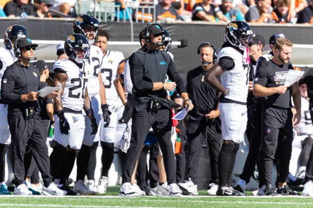 Oct 4, 2026; Cincinnati, OH, USA; Jacksonville Jaguars head coach Liam Coen on the sidelines during NFL, American Football Herren, USA game action against the Cincinnati Bengals at Paycor Stadium. Mandatory Credit: -Cal Media Cincinnati USA - ZUMAc04_ 20261004_zma_c04_073 Copyright: xJohnxMersitsx