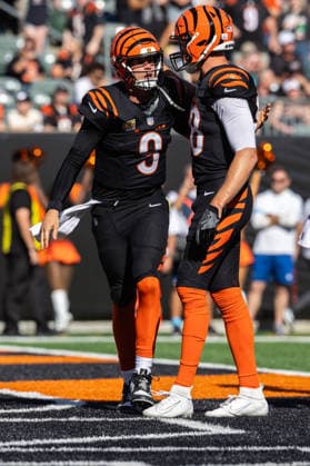 Oct 4, 2026; Cincinnati, OH, USA; Cincinnati Bengals quarterback Joe Burrow (9) and Cincinnati Bengals tight end Mike Gesicki (88) celebrate a touchdown during NFL, American Football Herren, USA game action against the Jacksonville Jaguars at Paycor Stadium. Mandatory Credit: -Cal Media Cincinnati USA - ZUMAc04_ 20261004_zma_c04_074 Copyright: xJohnxMersitsx