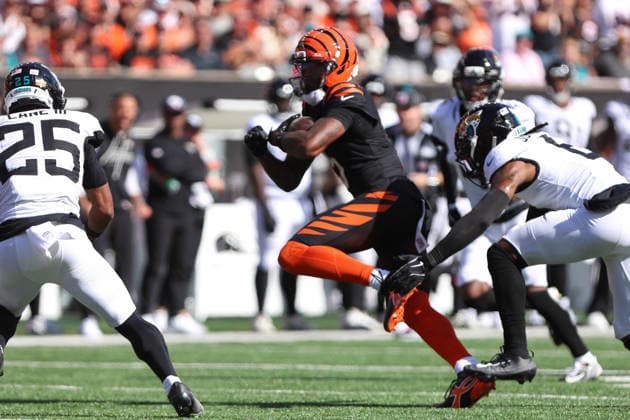 CINCINNATI, OH - OCTOBER 04: Cincinnati Bengals wide receiver Tee Higgins (5) carries the ball during the game between the Jacksonville Jaguars and the Cincinnati Bengals at Paycor Stadium on October 4, 2026 in Cincinnati, OH. (Photo by Ian Johnson Icon Sportswire) NFL, American Football Herren, USA OCT 04 Jaguars at Bengals EDITORIAL USE ONLY Icon261004019
