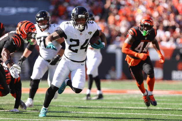CINCINNATI, OH - OCTOBER 04: Jacksonville Jaguars running back Chris Rodriguez Jr. (24) carries the ball for a touchdown during the game between the Jacksonville Jaguars and the Cincinnati Bengals at Paycor Stadium on October 4, 2026 in Cincinnati, OH. (Photo by Ian Johnson Icon Sportswire) NFL, American Football Herren, USA OCT 04 Jaguars at Bengals EDITORIAL USE ONLY Icon261004027