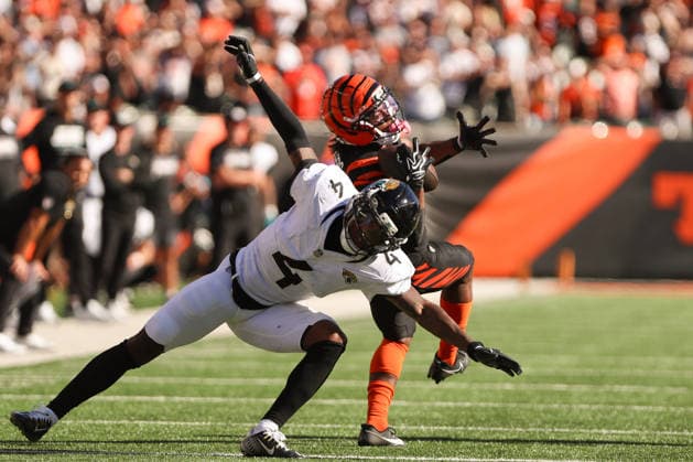 CINCINNATI, OH - OCTOBER 04: Cincinnati Bengals wide receiver Dohnte Meyers (81) catches a pass while being defended by Jacksonville Jaguars cornerback Jarrian Jones (4) during the game between the Jacksonville Jaguars and the Cincinnati Bengals at Paycor Stadium on October 4, 2026 in Cincinnati, OH. (Photo by Ian Johnson Icon Sportswire) NFL, American Football Herren, USA OCT 04 Jaguars at Bengals EDITORIAL USE ONLY Icon261004031
