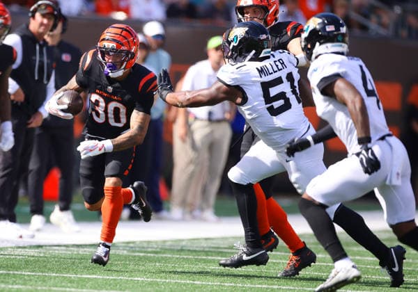 CINCINNATI, OH - OCTOBER 4: Cincinnati Bengals running back Chase Brown 30 run the ball in a game between the Jacksonville Jaguars and the Cincinnati Bengals on October 4, 2026, at Paycor Stadium in Cincinnati, OH. (Photo by Jeff Moreland Icon Sportswire) NFL, American Football Herren, USA OCT 04 Jaguars at Bengals EDITORIAL USE ONLY Icon168261004028