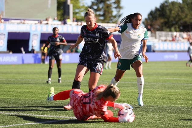 EVANSTON, USA - October 4: Bea Franklin (20 Chicago Stars FC) shields Katie Atkinson (27 Chicago Stars FC) during the game between the Chicago Stars FC and Denver Summit FC at Northwestern Medicine Field at Martin Stadium on Sunday, October 4 in Evanston, USA Copyright: xShainaxBenhiyoun SPPx Sportspressphoto_SPR245641