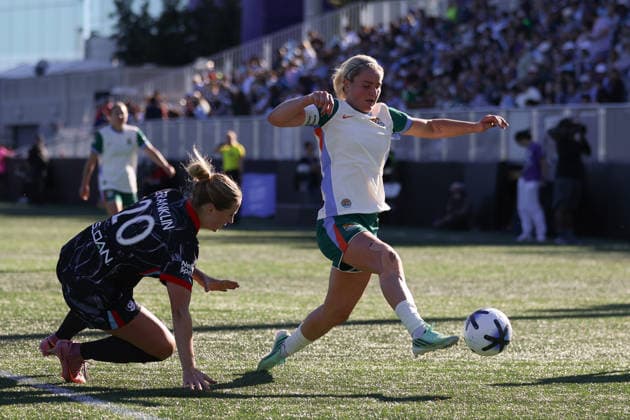 EVANSTON, USA - October 4: Lindsey Heaps (10 Denver Summit FC) in action during the game between the Chicago Stars FC and Denver Summit FC at Northwestern Medicine Field at Martin Stadium on Sunday, October 4 in Evanston, USA Copyright: xShainaxBenhiyoun SPPx Sportspressphoto_SPR245652