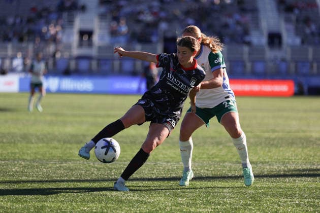EVANSTON, USA - October 4: Emma Egizii (28 Chicago Stars FC) in action during the game between the Chicago Stars FC and Denver Summit FC at Northwestern Medicine Field at Martin Stadium on Sunday, October 4 in Evanston, USA Copyright: xShainaxBenhiyoun SPPx Sportspressphoto_SPR245654