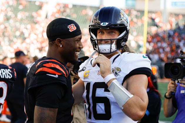 CINCINNATI, OH - OCTOBER 04: Cincinnati Bengals wide receiver Tee Higgins (5) talks with Jacksonville Jaguars quarterback Trevor Lawrence (16) after the game between the Jacksonville Jaguars and the Cincinnati Bengals at Paycor Stadium on October 4, 2026 in Cincinnati, OH. (Photo by Ian Johnson Icon Sportswire) NFL, American Football Herren, USA OCT 04 Jaguars at Bengals EDITORIAL USE ONLY Icon261004037