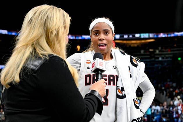 ATLANTA, GA - OCTOBER 04: ESPNÕs Holly Rowe interviews Atlanta guard Jordin Canada (3) following the conclusion of the WNBA, Basketball Damen, USA second round playoff game between the New York Liberty and the Atlanta Dream on October 4th, 2026 at State Farm Arena in Atlanta, GA. (Photo by Rich von Biberstein Icon Sportswire) WNBA: OCT 04 New York Liberty at Atlanta Dream EDITORIAL USE ONLY Icon261004053