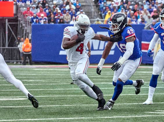 NFL, American Football Herren, USA 2026: Cardinals Vs Giants OCT 04 Arizona Cardinals running back Jeremiah Love (4) looks for running room against the New York Giants during a NFL game at MetLife Stadium in East Rutherford, New Jersey. Duncan Williams CSM (Credit Image: Duncan Williams Cal Media) East Rutherford New Jersey United States EDITORIAL USE ONLY Copyright: xx ZUMA-20261004_zma_c04_187.jpg DuncanxWilliamsx csmphotothree531357