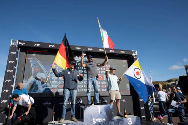 PWA - Citroen - World Windsurfing Tour Sylt 2026 - Tag 9 Siegerrehrungen Slalom Foil Men u. Freestyle Men; Sylt Westerland, 04.10.2026 Fabian Wolf (Slalom Foil Men, Germany, GER-404); Matteo Iachino (Slalom Foil Men, Italy, ITA-140); Amado Vrieswijk (Slalom Foil Men and Freestyle Men, Bonaire, NB-20); PWA - Citroen - World Windsurfing Tour Sylt 2026 - Tag 9 Siegerrehrungen Slalom Foil Men u. Freestyle Men am 04.10.2026 vor dem Brandenburger Strand - Motorboot auf Sylt Westerland (Deutschland). Copyright: xBEAUTIFULxSPORTS AndreasxDickx