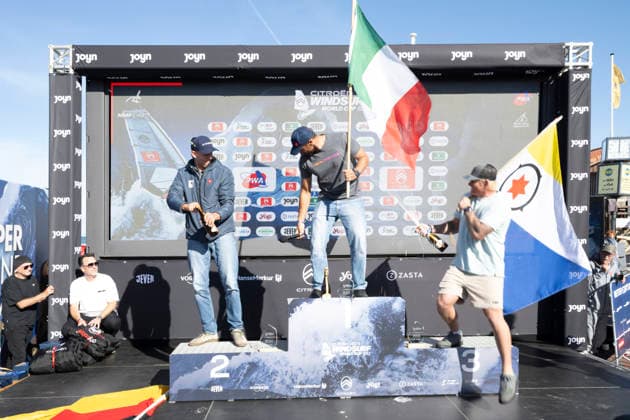 PWA - Citroen - World Windsurfing Tour Sylt 2026 - Tag 9 Siegerrehrungen Slalom Foil Men u. Freestyle Men; Sylt Westerland, 04.10.2026 Fabian Wolf (Slalom Foil Men, Germany, GER-404); Matteo Iachino (Slalom Foil Men, Italy, ITA-140); Amado Vrieswijk (Slalom Foil Men and Freestyle Men, Bonaire, NB-20); PWA - Citroen - World Windsurfing Tour Sylt 2026 - Tag 9 Siegerrehrungen Slalom Foil Men u. Freestyle Men am 04.10.2026 vor dem Brandenburger Strand - Motorboot auf Sylt Westerland (Deutschland). Copyright: xBEAUTIFULxSPORTS AndreasxDickx