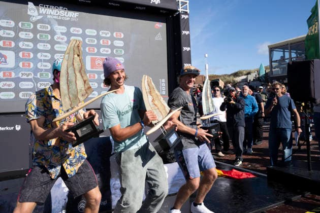 PWA - Citroen - World Windsurfing Tour Sylt 2026 - Tag 9 Siegerrehrungen Slalom Foil Men u. Freestyle Men; Sylt Westerland, 04.10.2026 Balz Müller (Freestyle Men, Switzerland, SUI-21); Lennert Neubauer (Freestyle Men, Greece, GRE-734); Yentel Caers (Freestyle Men, Belgium, B-16); PWA - Citroen - World Windsurfing Tour Sylt 2026 - Tag 9 Siegerrehrungen Slalom Foil Men u. Freestyle Men am 04.10.2026 vor dem Brandenburger Strand - Motorboot auf Sylt Westerland (Deutschland). Copyright: xBEAUTIFULxSPORTS AndreasxDickx