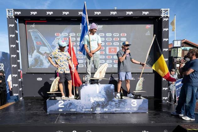 PWA - Citroen - World Windsurfing Tour Sylt 2026 - Tag 9 Siegerrehrungen Slalom Foil Men u. Freestyle Men; Sylt Westerland, 04.10.2026 Balz Müller (Freestyle Men, Switzerland, SUI-21); Lennert Neubauer (Freestyle Men, Greece, GRE-734); Yentel Caers (Freestyle Men, Belgium, B-16); PWA - Citroen - World Windsurfing Tour Sylt 2026 - Tag 9 Siegerrehrungen Slalom Foil Men u. Freestyle Men am 04.10.2026 vor dem Brandenburger Strand - Motorboot auf Sylt Westerland (Deutschland). Copyright: xBEAUTIFULxSPORTS AndreasxDickx