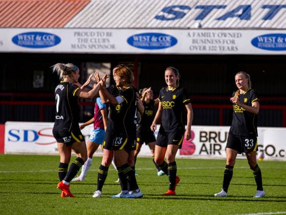 Barclays Women™s Super League match between West Ham United Women and Chelsea Women LONDON, ENGLAND - OCTOBER 4: Maika Hamano of Chelsea celebrates with teammates during the Barclays Women™s Super League match between West Ham United Women and Chelsea Women at Chigwell Construction Stadium on October 4, 2026 in London, England London United Kingdom Copyright: xNinaxFarooqix