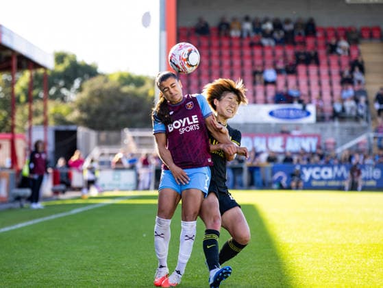 Barclays Women™s Super League match between West Ham United Women and Chelsea Women LONDON, ENGLAND - OCTOBER 4: Ines Belloumou of West Ham United competes for the ball Maika Hamano of Chelsea during the Barclays Women™s Super League match between West Ham United Women and Chelsea Women at Chigwell Construction Stadium on October 4, 2026 in London, England London United Kingdom Copyright: xNinaxFarooqix