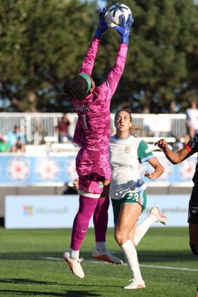 EVANSTON, USA - October 4: Abby Smith (1 Denver Summit FC) catches the ball during the game between the Chicago Stars FC and Denver Summit FC at Northwestern Medicine Field at Martin Stadium on Sunday, October 4 in Evanston, USA Copyright: xShainaxBenhiyoun SPPx Sportspressphoto_SPR246026