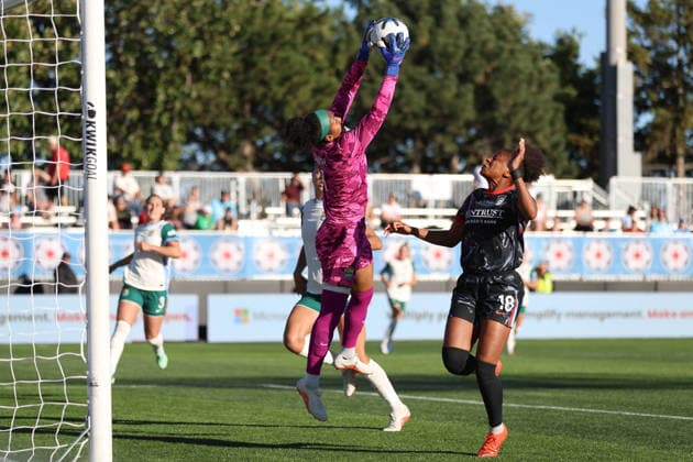 EVANSTON, USA - October 4: Abby Smith (1 Denver Summit FC) catches the ball during the game between the Chicago Stars FC and Denver Summit FC at Northwestern Medicine Field at Martin Stadium on Sunday, October 4 in Evanston, USA Copyright: xShainaxBenhiyoun SPPx Sportspressphoto_SPR246027