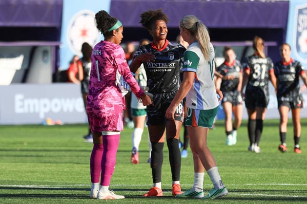 EVANSTON, USA - October 4: Lindsey Heaps (10 Denver Summit FC) hugs Simone Charley (18 Chicago Stars FC) after thegame between the Chicago Stars FC and Denver Summit FC at Northwestern Medicine Field at Martin Stadium on Sunday, October 4 in Evanston, USA Copyright: xShainaxBenhiyoun SPPx Sportspressphoto_SPR246035