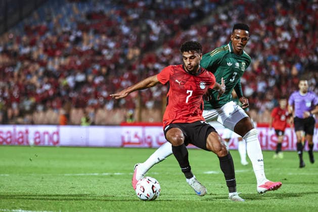 Cairo Egypt South Africa Match Osama Faisal controls the ball against a South African defender at Cairo International Stadium in Cairo, Egypt on October 4, 2026. The International Friendly, Länderspiel, Nationalmannschaft match serves as preparation for both national teams ahead of upcoming regional and continental football competitions. Cairo Cairo Egypt Copyright: xMostafaxElxShahatx