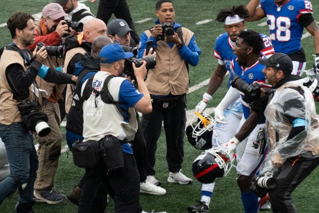 October 4, 2026, East Rutherford, New Jersey, USA: NY Giants cornerback DEONTE BANKS is surrounded by media as he celebrates his interception and runback for a touchdown to give the NY Giants the win at the end of the 4th quarter as the New York Giants defeat the Arizona Cardinals 36-24 at MetLife Stadium on October 4, 2026 in East Rutherford, New Jersey. East Rutherford USA - ZUMAb148 20261004_zap_b148_001 Copyright: xBryanxSmithx