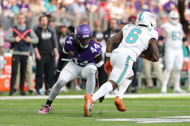 MINNEAPOLIS, MN - OCTOBER 04: Miami Dolphins wide receiver Malik Washington (6) avoids a tackle from Minnesota Vikings safety Joshua Metellus (44) during the first half of the NFL, American Football Herren, USA game between the Miami Dolphins and the Minnesota Vikings on October 4th, 2026, at U.S. Bank Stadium in Minneapolis, MN. (Photo by Bailey Hillesheim Icon Sportswire) NFL: OCT 04 Dolphins at Vikings EDITORIAL USE ONLY Icon20261004031