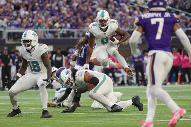 MINNEAPOLIS, MN - OCTOBER 04: Miami Dolphins running back Ollie Gordon II (0) hurdles guard Jonah Savaiinaea (71) during the second half of the NFL, American Football Herren, USA game between the Miami Dolphins and the Minnesota Vikings on October 4th, 2026, at U.S. Bank Stadium in Minneapolis, MN. (Photo by Bailey Hillesheim Icon Sportswire) NFL: OCT 04 Dolphins at Vikings EDITORIAL USE ONLY Icon20261004038