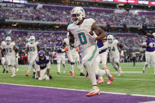 MINNEAPOLIS, MN - OCTOBER 04: Miami Dolphins running back Ollie Gordon II (0) scores a touchdown during the second half of the NFL, American Football Herren, USA game between the Miami Dolphins and the Minnesota Vikings on October 4th, 2026, at U.S. Bank Stadium in Minneapolis, MN. (Photo by Bailey Hillesheim Icon Sportswire) NFL: OCT 04 Dolphins at Vikings EDITORIAL USE ONLY Icon20261004039