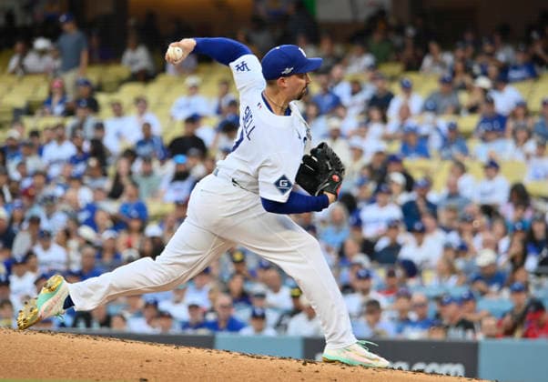 Los Angeles Dodgers starting pitcher Blake Snell (7) throws in the second inning against the Atlanta Braves in an MLB, Baseball Herren, USA National League Division Series game at Dodger Stadium in Los Angeles, California, on Sunday, October 4, 2026.  LAP20261004705 JIMxRUYMEN