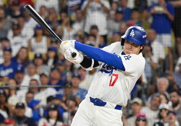 Los Angeles Dodgers two-way player Shohei Ohtani (17) hits a single against the Atlanta Braves in the fifth inning in an MLB, Baseball Herren, USA National League Division Series game at Dodger Stadium in Los Angeles, California, on Sunday, October 4, 2026.  LAP20261004719 JIMxRUYMEN