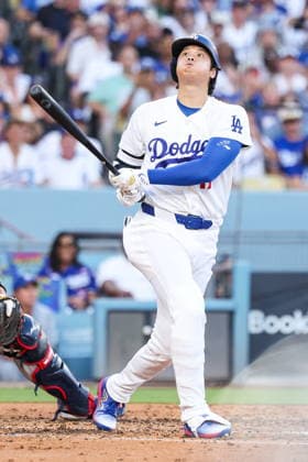MLB, Baseball Herren, USA National League Division Series - Dodgers vs Braves Game 2 Dodgers designated hitter Shohei Ohtani swings and misses in the third inning in Game 2 of the National League Division Series against the Atlanta Braves at UNIQLO Field at Dodger Stadium in Los Angeles, California, USA, 04 October 2026. LOS ANGELES CALIFORNIA United States  Copyright: xCHRISxTORRESx