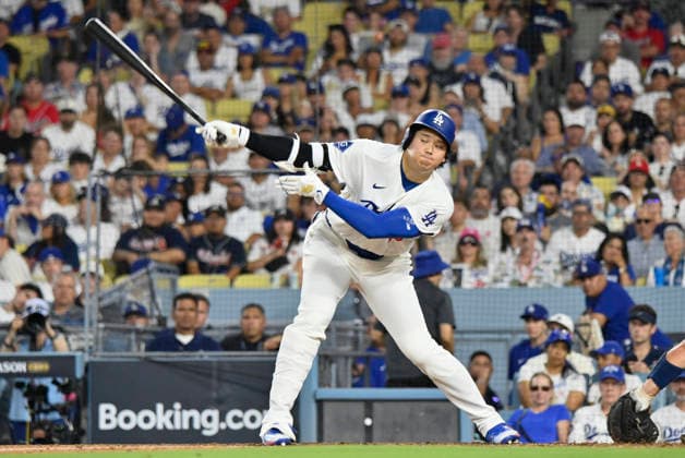 Los Angeles Dodgers two-way player Shohei Ohtani (17) is struck out swinging by Atlanta Braves pitcher Didier Fuentes in the seventh inning in an MLB, Baseball Herren, USA National League Division Series game at Dodger Stadium in Los Angeles, California, on Sunday, October 4, 2026.  LAP20261004725 JIMxRUYMEN