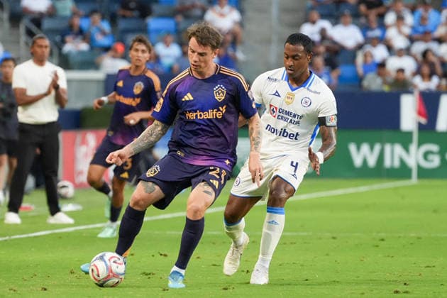 Willer Ditta (R) of Cruz Azul battles for the ball with Tucker Lepley of the LA Galaxy during a friendly match between Cruz Azul and the LA Galaxy at Dignity Health Sports Park in Los Angeles, United States, 04 October 2026. International Friendly, Länderspiel, Nationalmannschaft Cruz Azul vs LA Galaxy !ACHTUNG: NUR REDAKTIONELLE NUTZUNG!  Copyright: xÓmarxAlonsox AME3024 20261005-55021590340_1