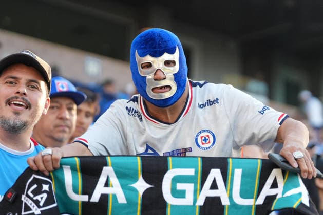 Cruz Azul fans cheer on their team before a friendly match between Cruz Azul and the LA Galaxy at Dignity Health Sports Park in Los Angeles, United States, 04 October 2026. International Friendly, Länderspiel, Nationalmannschaft Cruz Azul vs LA Galaxy !ACHTUNG: NUR REDAKTIONELLE NUTZUNG!  Copyright: xÓmarxAlonsox AME3030 20261005-55021590351_1