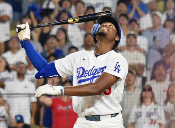 Los Angeles Dodgers Josue De Paula (95) watches his ball as he pops up for the final out in the ninth inning against the Atlanta Braves in an MLB, Baseball Herren, USA National League Division Series game at Dodger Stadium in Los Angeles, California, on Sunday, October 4, 2026. The Braves defeated the Dodgers 3-2 to tie the best-of-five series at 1-1.  LAP20261004729 JIMxRUYMEN